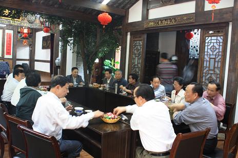 池州市政府機(jī)關(guān)退休幹部考察團(tuán)考察安徽天方集團(tuán)農(nóng)業(yè)產(chǎn)業(yè)化建設(shè)