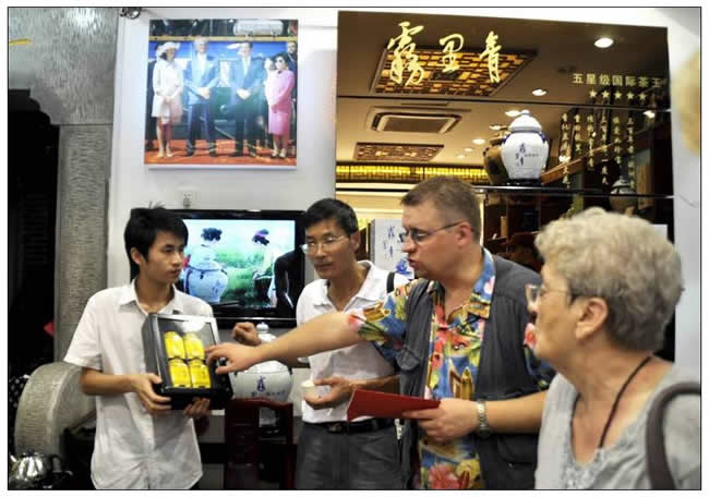 優(yōu)秀獎(jiǎng)  王雲放《波蘭遊客在天方組照—茶藝表演 》組照