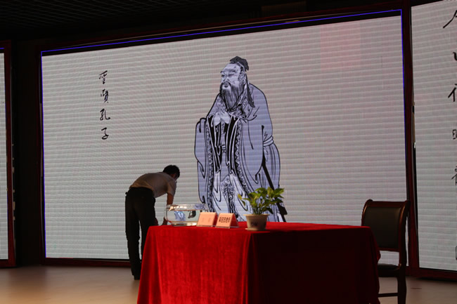 晨課前，工作人員給聖賢孔子上香