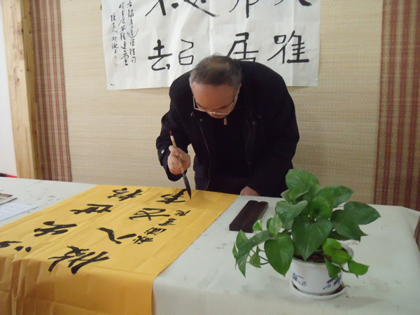 錢主任即興揮毫