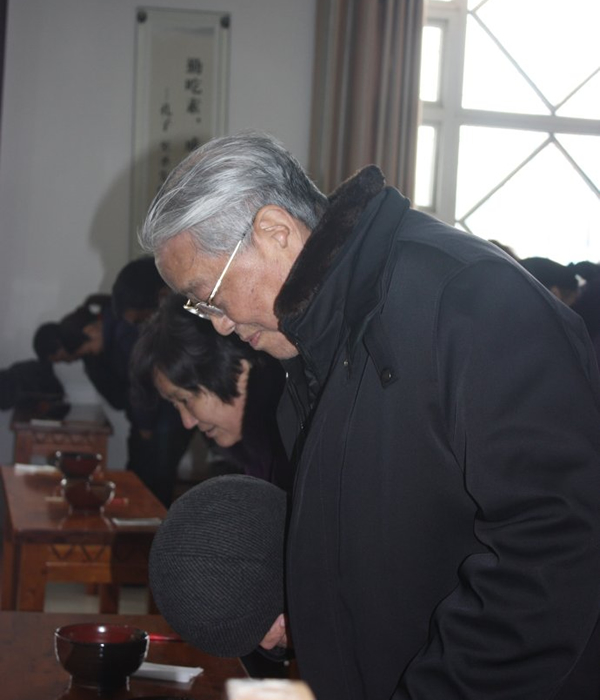 詹羅九教授也參加了餐前禮。圖為詹教授在向神農(nóng)氏像致禮