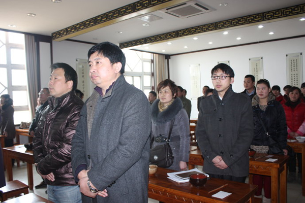 參加就餐的學(xué)員在誦讀感恩詞
