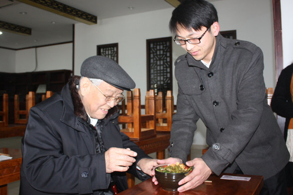 天方集團(tuán)董事長(zhǎng)助理鄭老師給詹教授端