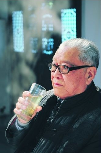 詹羅九教授在天方茶藝館品茗霧裡青