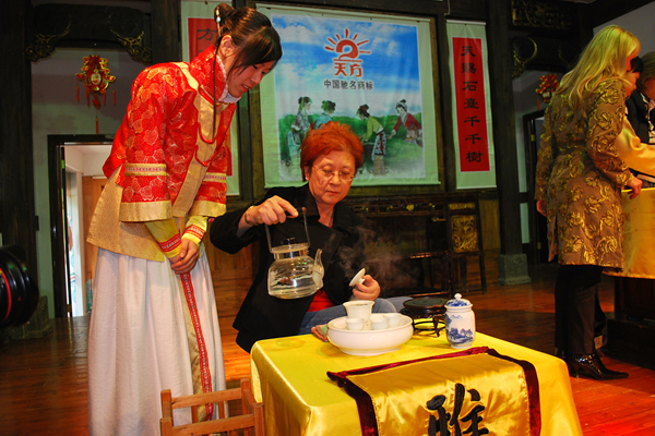 外國(guó)友人在天方茶藝館進(jìn)行茶藝學(xué)習(xí)表演