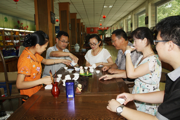 天方茶苑高級(jí)茶藝師在店內(nèi)向茶友免費(fèi)教授茶葉衝泡技巧
