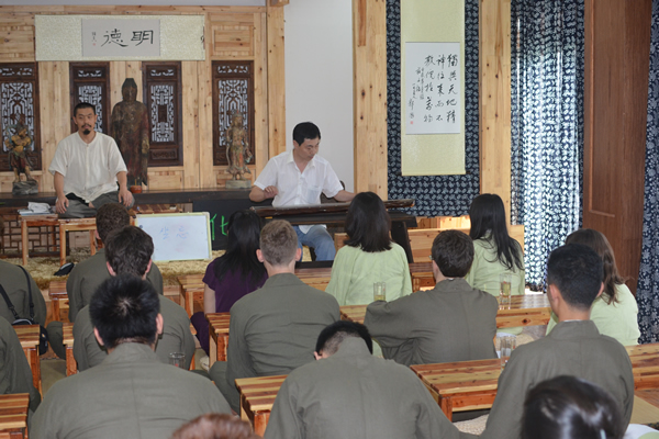 中國(guó)著名青年古琴演奏家彭韜，在學(xué)生完成坐忘時(shí)，輕啟七弦，展示東方風(fēng)雅。坐忘整個(gè)過(guò)程20分鐘，給學(xué)生們留下深刻印象