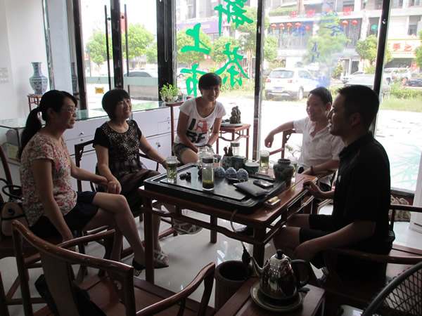 大家在餘經(jīng)理的茶苑裡暢談