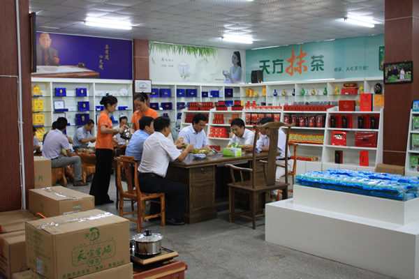 桂林副市長(zhǎng)在聽取鄭小平總經(jīng)理的匯報(bào)