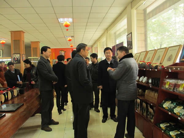天方總經(jīng)理鄭小平給鄭牧民一行匯報(bào)企業(yè)發(fā)展情況